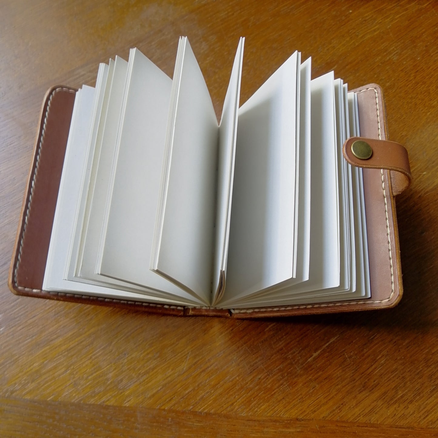 Handbunden A6 journal i läder