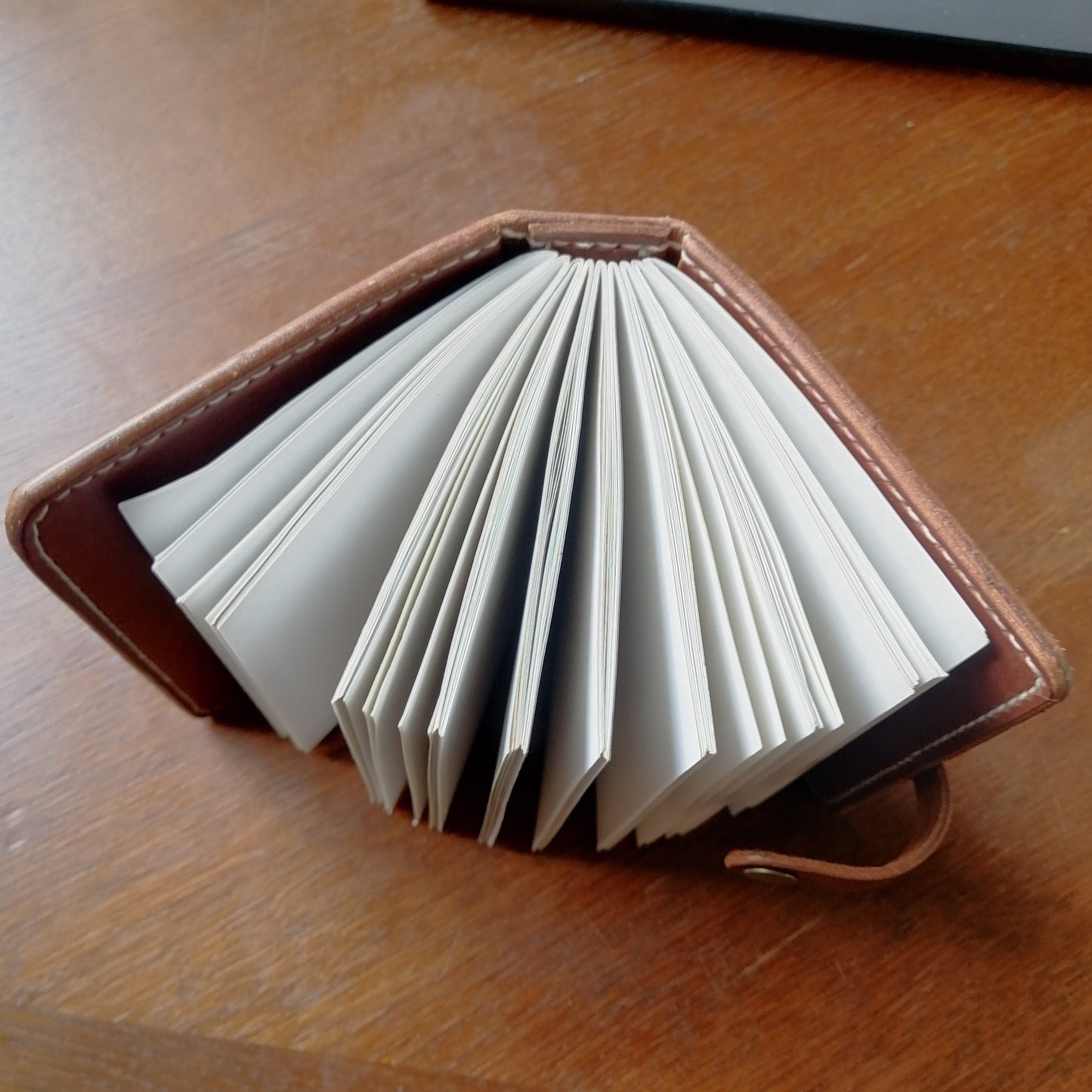 Handbunden A6 journal i läder